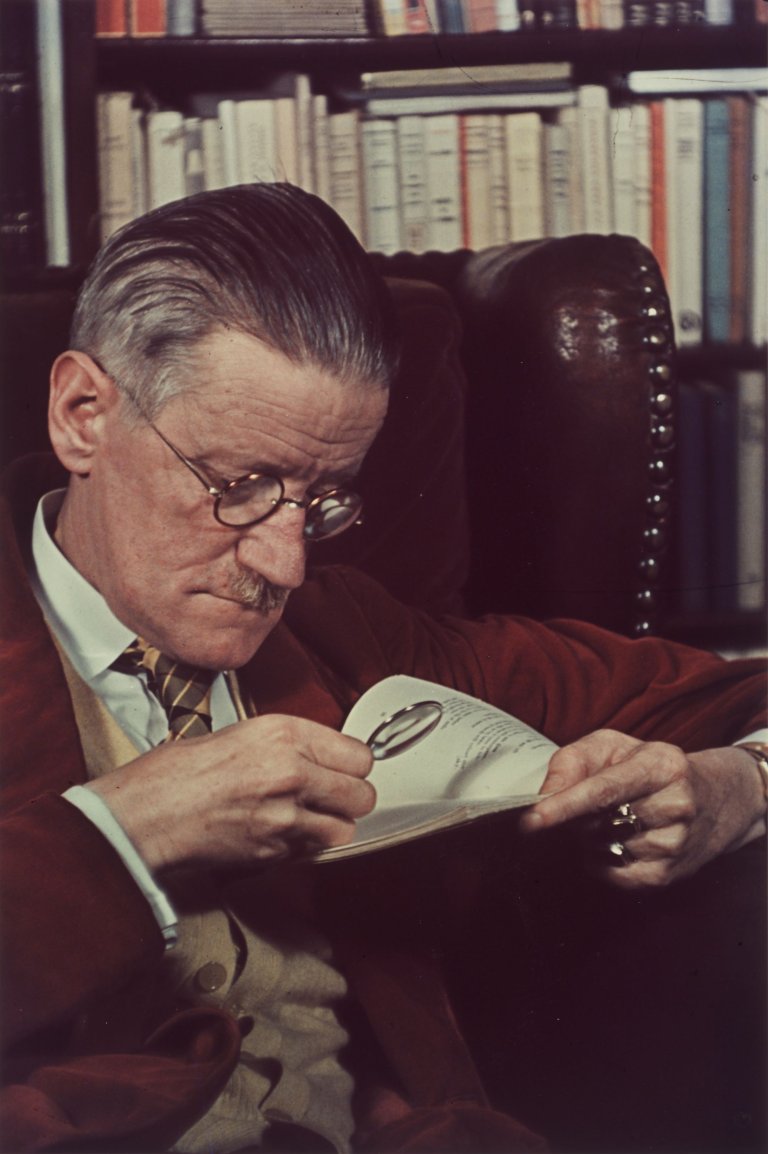 Auf diesem Bild ist das folgende Kunstwerk zu sehen: Gisèle Freund. James Joyce in seiner Wohnung, Rue Edmond-Valentin, Paris. 1939.