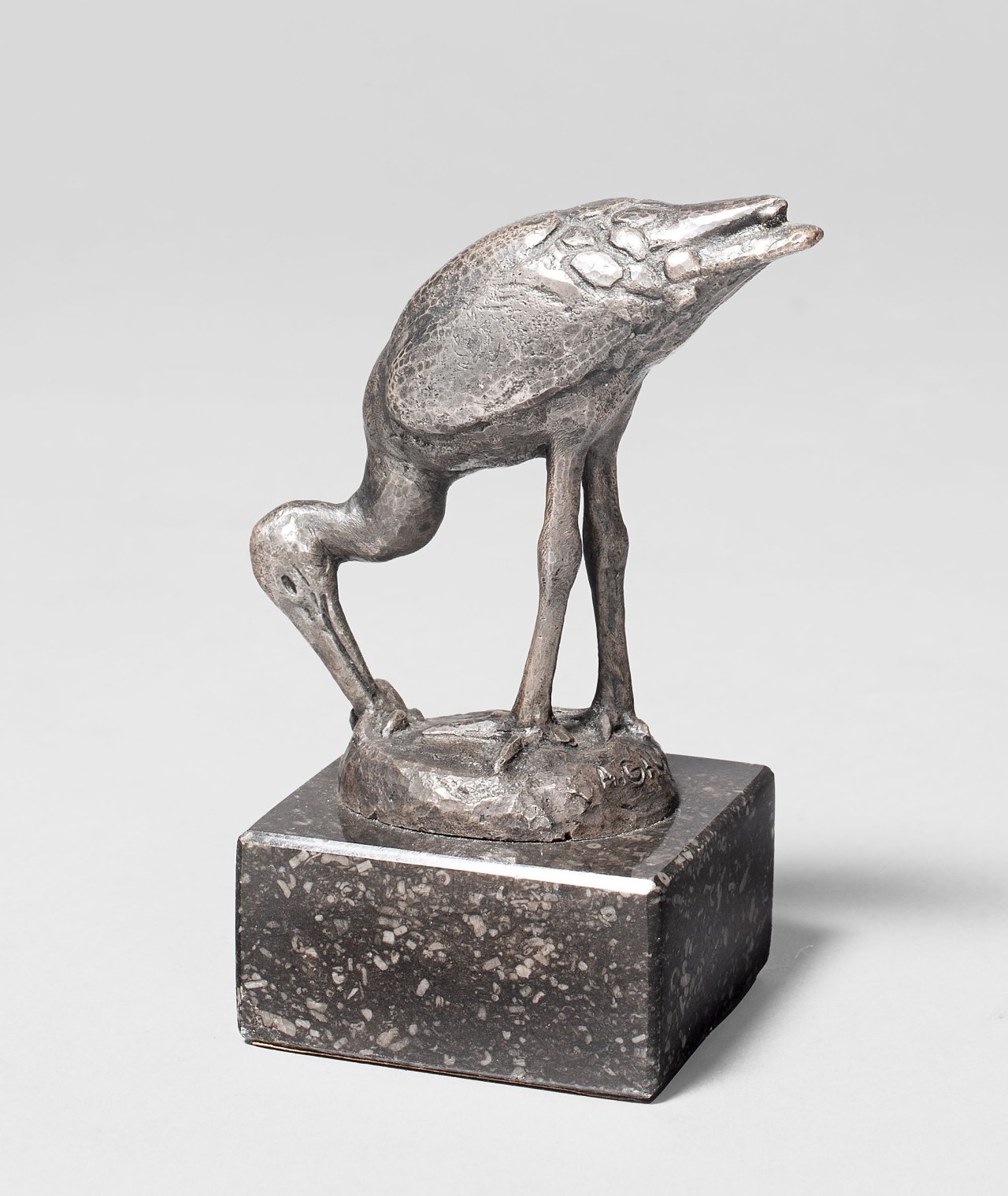 Auf diesem Bild ist das folgende Kunstwerk zu sehen: August Gaul. „Fressender Storch“. 1915.