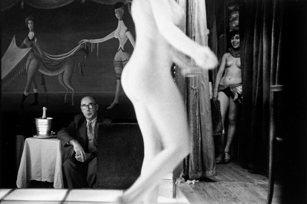 Auf diesem Bild ist das folgende Kunstwerk zu sehen: Frank Horvat. „Paris Le Sphynx H“. 1956.