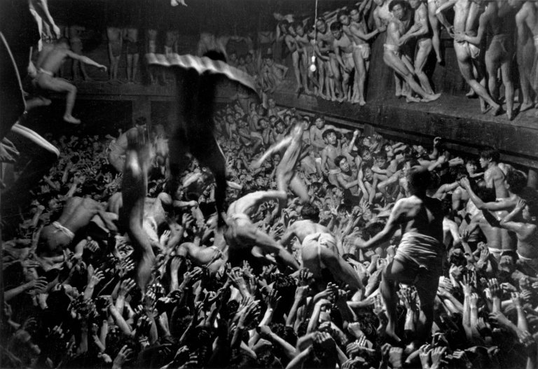 Auf diesem Bild ist das folgende Kunstwerk zu sehen: Horace Bristol. Shinto Shrine Melee, New Year’s Day. 1946.
