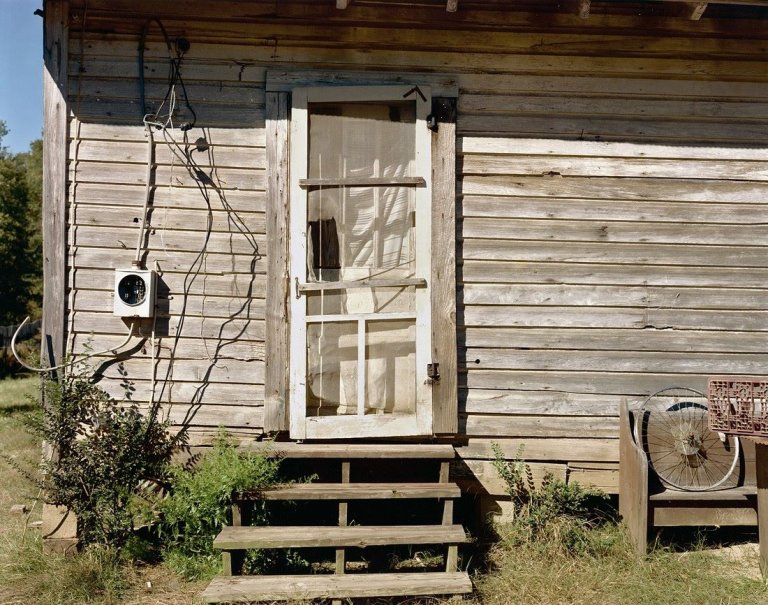Auf diesem Bild ist das folgende Kunstwerk zu sehen: William Christenberry. „White Door, Near Moundville, Alabama“. 1996.