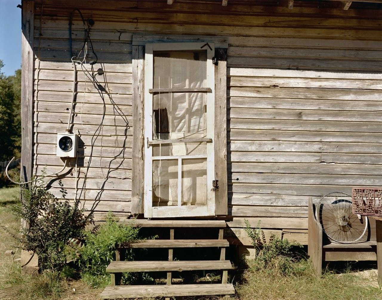 Auf diesem Bild ist das folgende Kunstwerk zu sehen: William Christenberry. „White Door, Near Moundville, Alabama“. 1996.