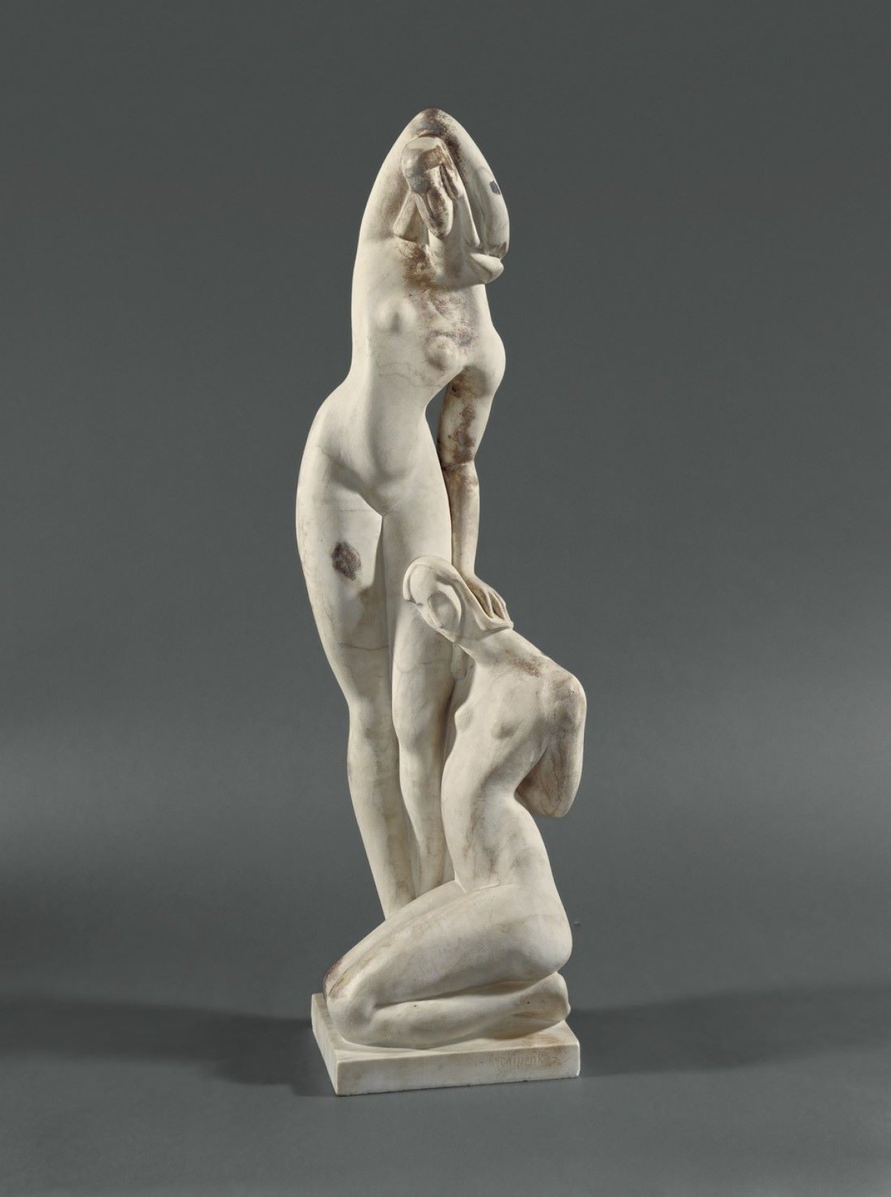 Auf diesem Bild ist das folgende Kunstwerk zu sehen: Alexander Archipenko. Zwei weibliche Akte (Feminine Solitude). 1921.