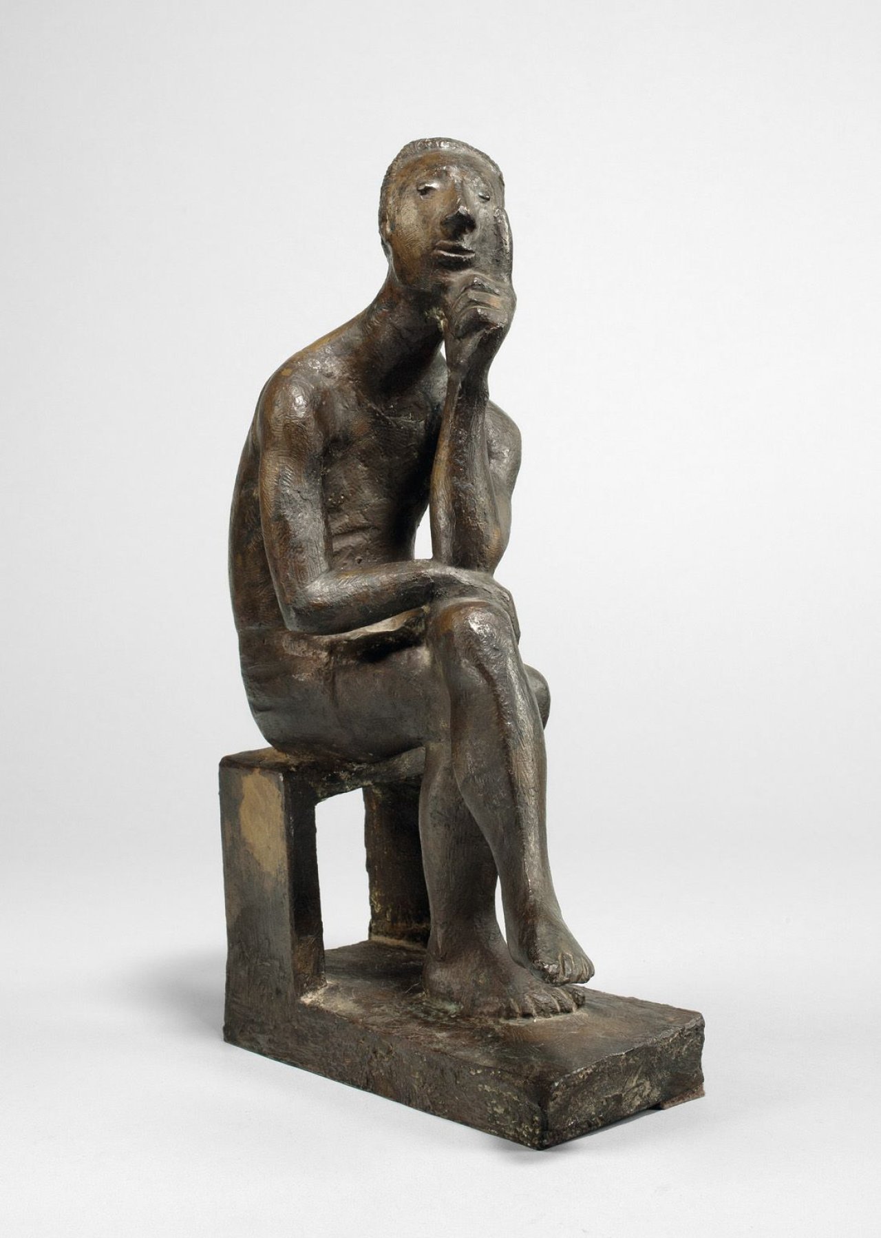 Auf diesem Bild ist das folgende Kunstwerk zu sehen: Gerhard Marcks. „Ferdinand, sitzend“. 1957.
