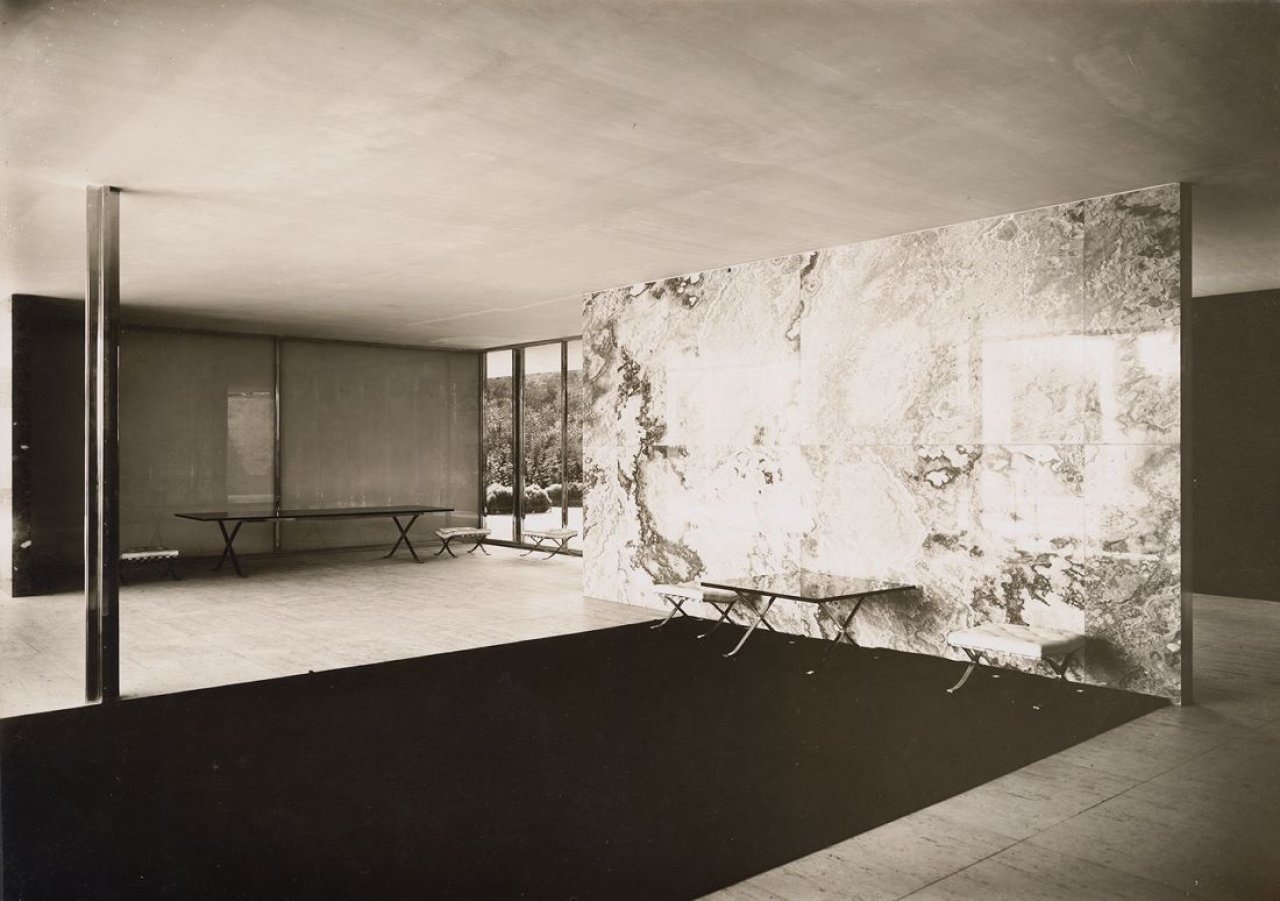Auf diesem Bild ist das folgende Kunstwerk zu sehen: Ludwig Mies van der Rohe. Barcelona Pavillon, Innenansicht mit beleuchtbarer Glaswand und Onyxwand. 1929.