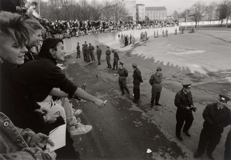 Auf diesem Bild ist das folgende Kunstwerk zu sehen: Barbara Klemm. „Fall der Mauer, Berlin, 10. November, 1989“.