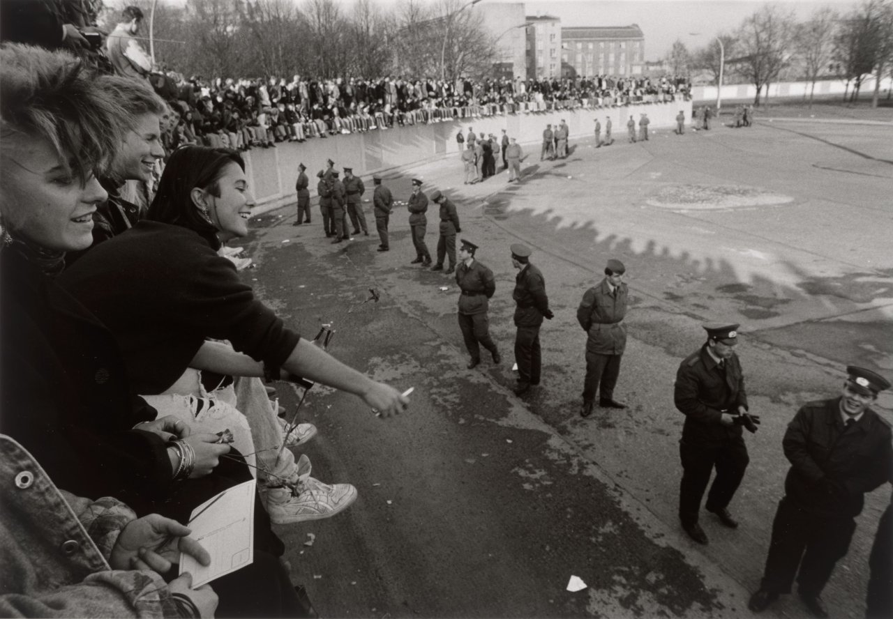 Auf diesem Bild ist das folgende Kunstwerk zu sehen: Barbara Klemm. „Fall der Mauer, Berlin, 10. November, 1989“.