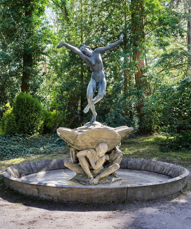 Auf diesem Bild ist das folgende Kunstwerk zu sehen: Georg Kolbe. „Tänzerinnen–Brunnen“. 1922.