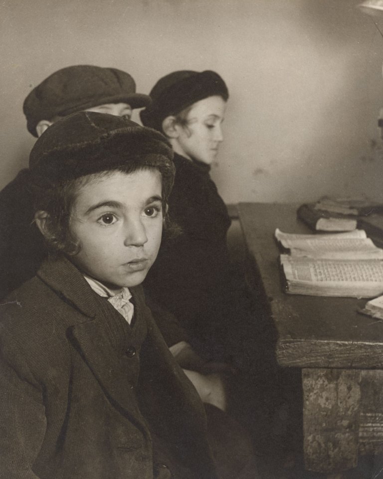 Auf diesem Bild ist das folgende Kunstwerk zu sehen: Roman Vishniac. Hedar [David Eckstein, seven years old, and classmates in cheder, Jewish elementary school, Brod]. Um 1938.