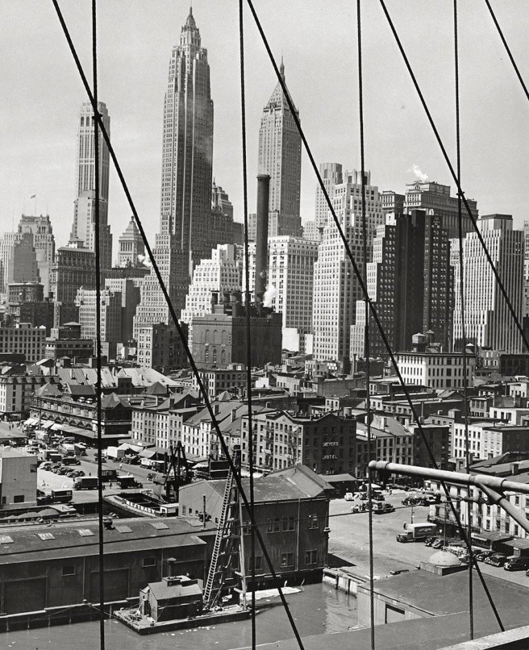 Auf diesem Bild ist das folgende Kunstwerk zu sehen: Andreas Feininger. Downtown from Brooklyn Bridge. 1948.