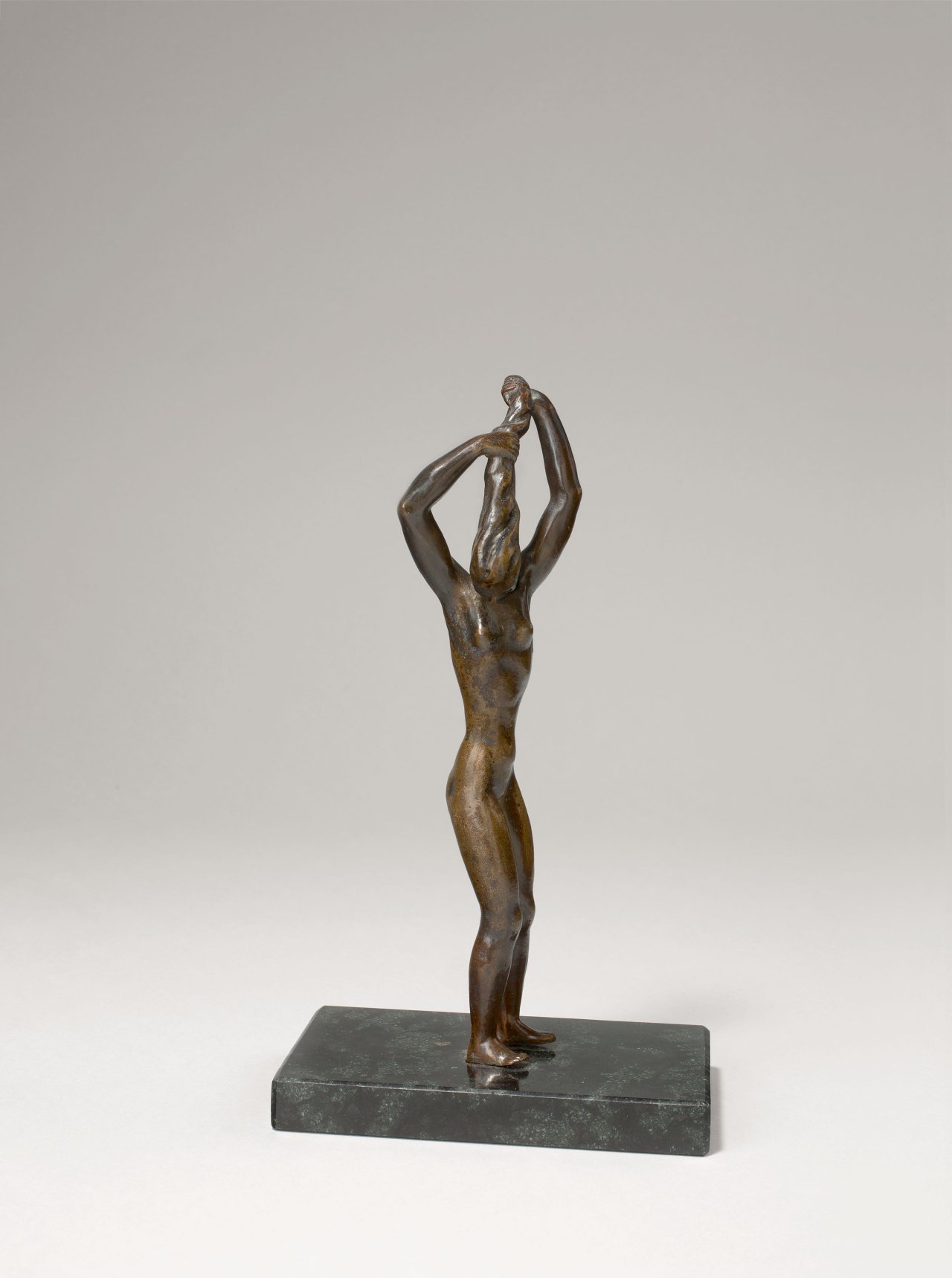 This picture shows the following artwork: Renée Sintenis. „Haarflechtende Frau“. 1917.