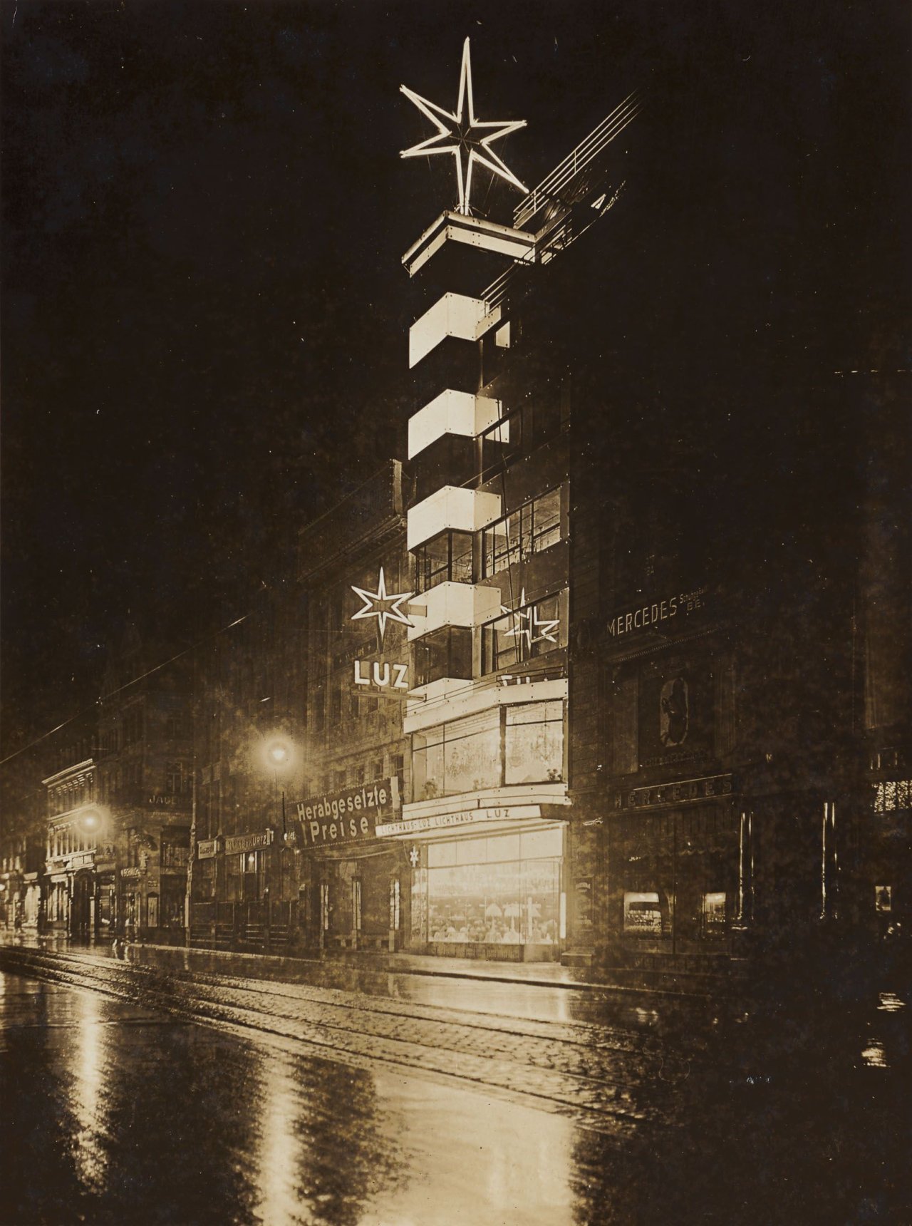 Auf diesem Bild ist das folgende Kunstwerk zu sehen: Emil Otto Hoppé. Lichthaus Luz, Stuttgart (Architekt: Richard Döcker). 1929.