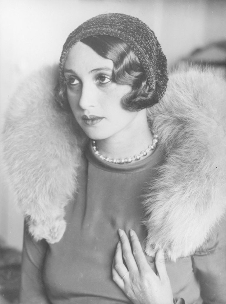 Auf diesem Bild ist das folgende Kunstwerk zu sehen: Jacques Henri Lartigue. Renée Perle mit Pelzstola. 1930-1932.