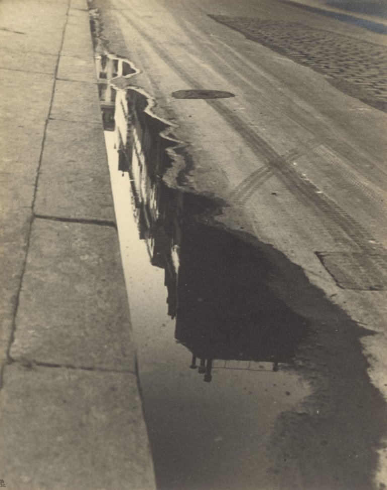 Auf diesem Bild ist das folgende Kunstwerk zu sehen: Ilse Bing. „Paris“, rue de Valois. 1932.