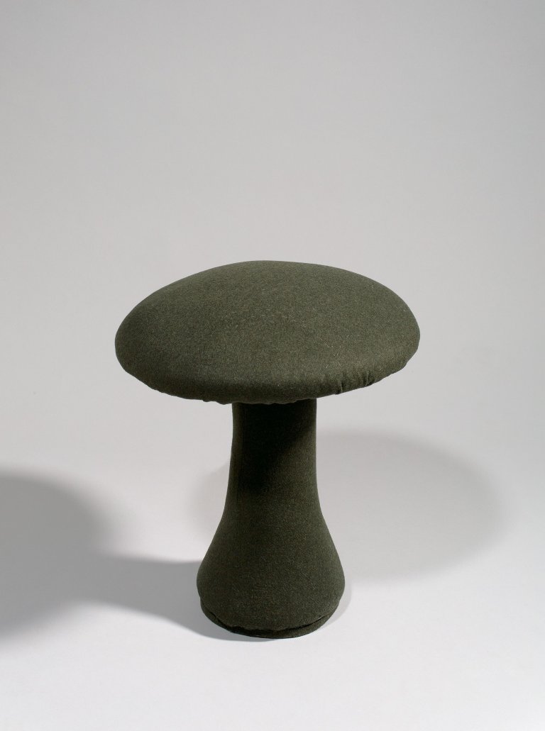 Auf diesem Bild ist das folgende Kunstwerk zu sehen: Cosima von Bonin. „Yves“. 2004.