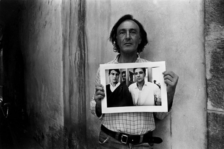 Auf diesem Bild ist das folgende Kunstwerk zu sehen: Will McBride. „William Klein in Arles“. 1978.