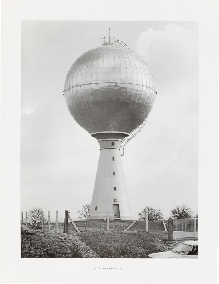Auf diesem Bild ist das folgende Kunstwerk zu sehen: Bernd und Hilla Becher (Siegen 1931 - 2007 Rostock / Potsdam 1934 - 2015 Düsseldorf). „Wassertürme“. 1976.