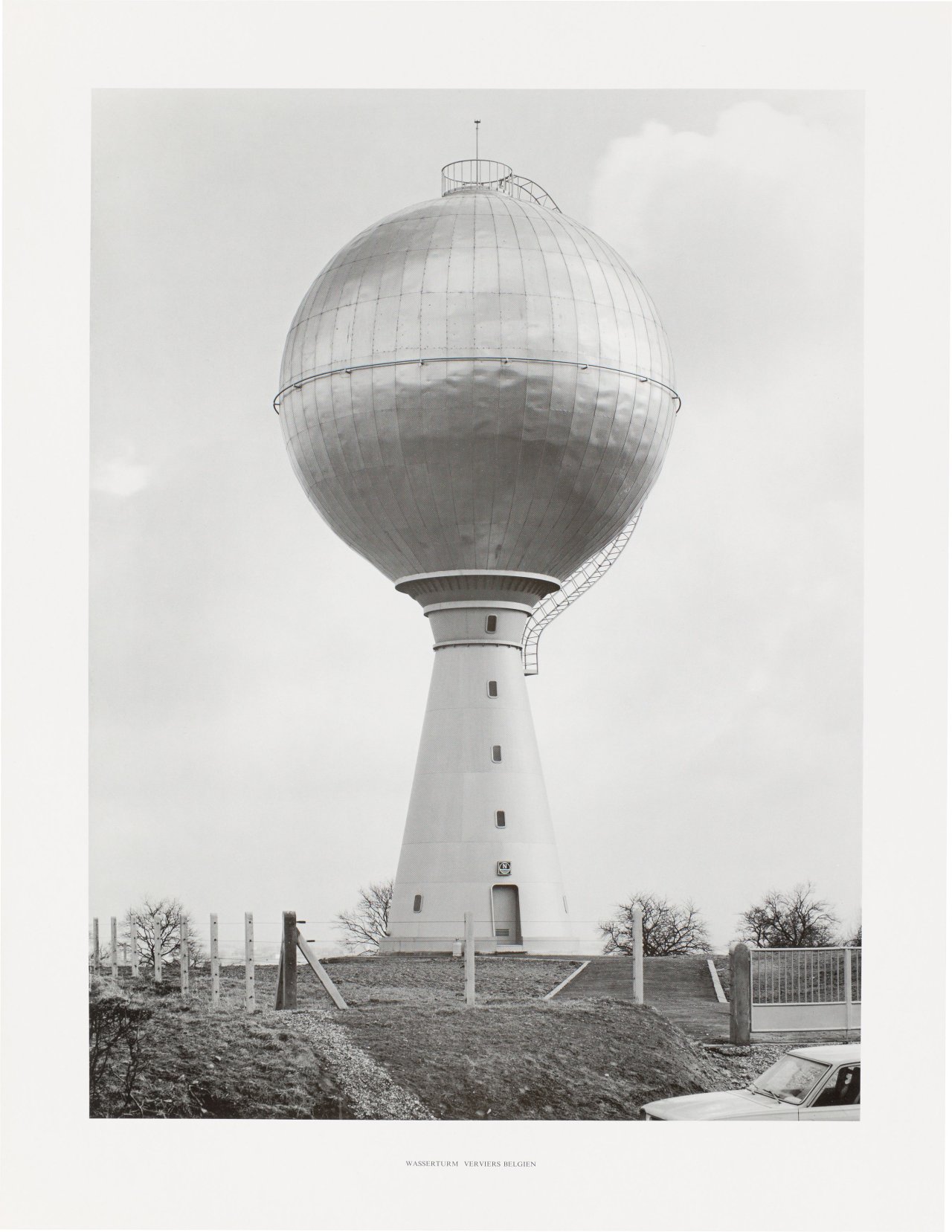 Auf diesem Bild ist das folgende Kunstwerk zu sehen: Bernd und Hilla Becher (Siegen 1931 - 2007 Rostock / Potsdam 1934 - 2015 Düsseldorf). „Wassertürme“. 1976.