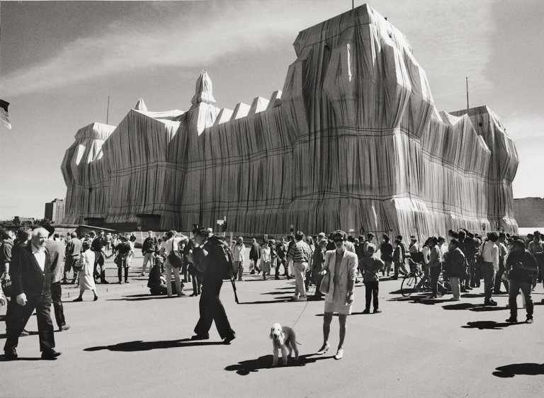 Auf diesem Bild ist das folgende Kunstwerk zu sehen: Barbara Klemm. „Christo, Verhüllter Reichstag, Berlin“. 1995.