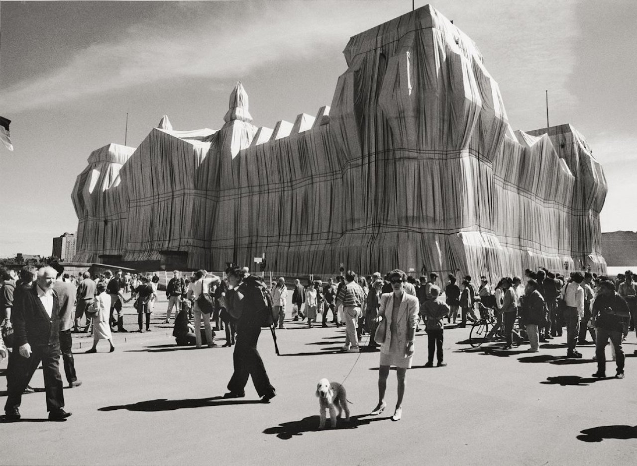 Auf diesem Bild ist das folgende Kunstwerk zu sehen: Barbara Klemm. „Christo, Verhüllter Reichstag, Berlin“. 1995.