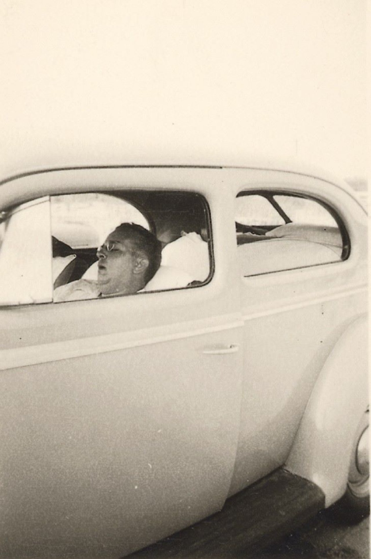 Auf diesem Bild ist das folgende Kunstwerk zu sehen:  Anonym. Ohne Titel (Schlafender Mann im Auto, New England).  Um 1930.