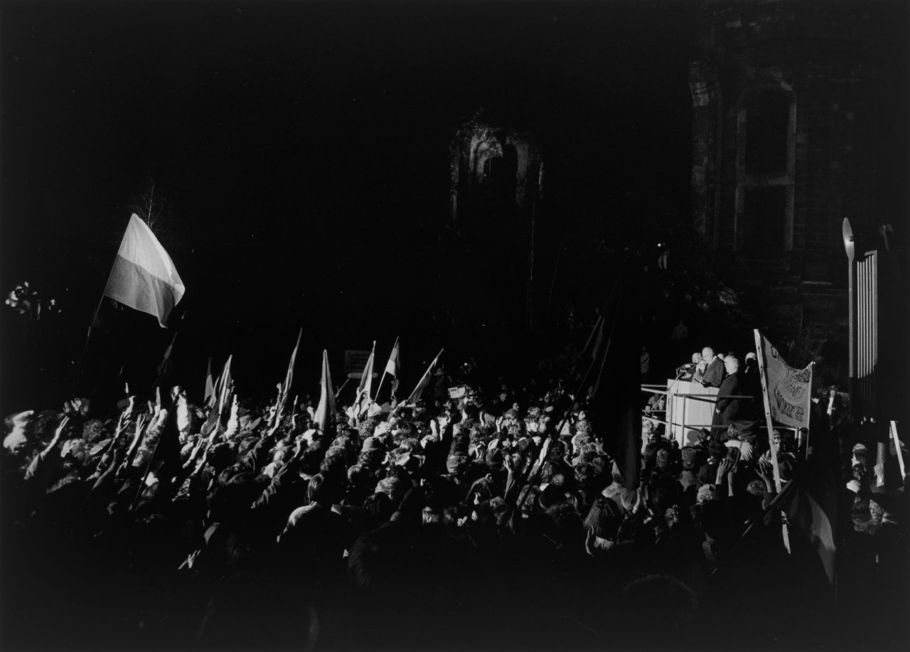 Auf diesem Bild ist das folgende Kunstwerk zu sehen: Barbara Klemm. „Helmut Kohl in Dresden, 19. Dezember“. 1989.