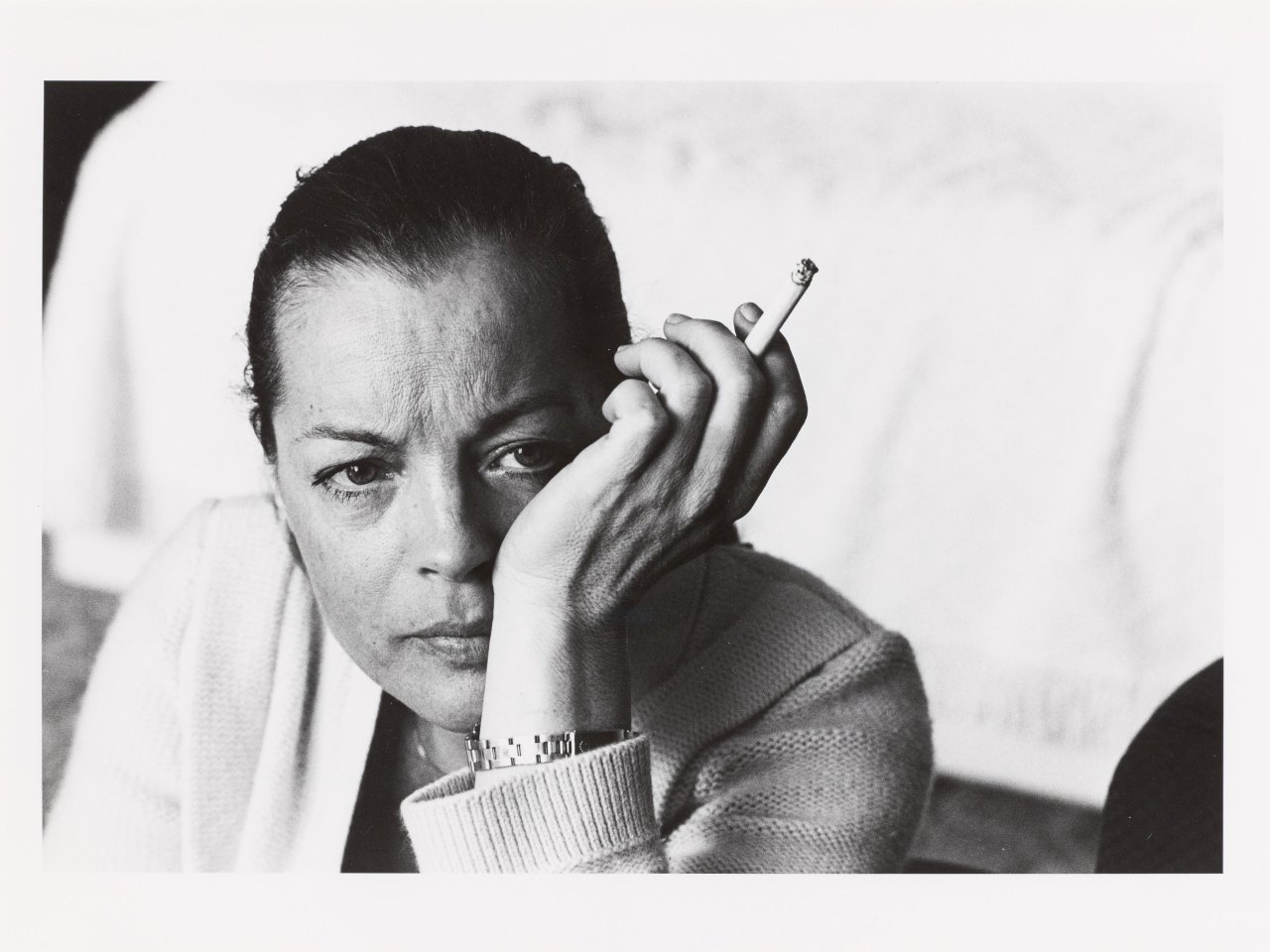Auf diesem Bild ist das folgende Kunstwerk zu sehen: Robert Lebeck. „Romy Schneider, Quiberon“. 1981/2010.