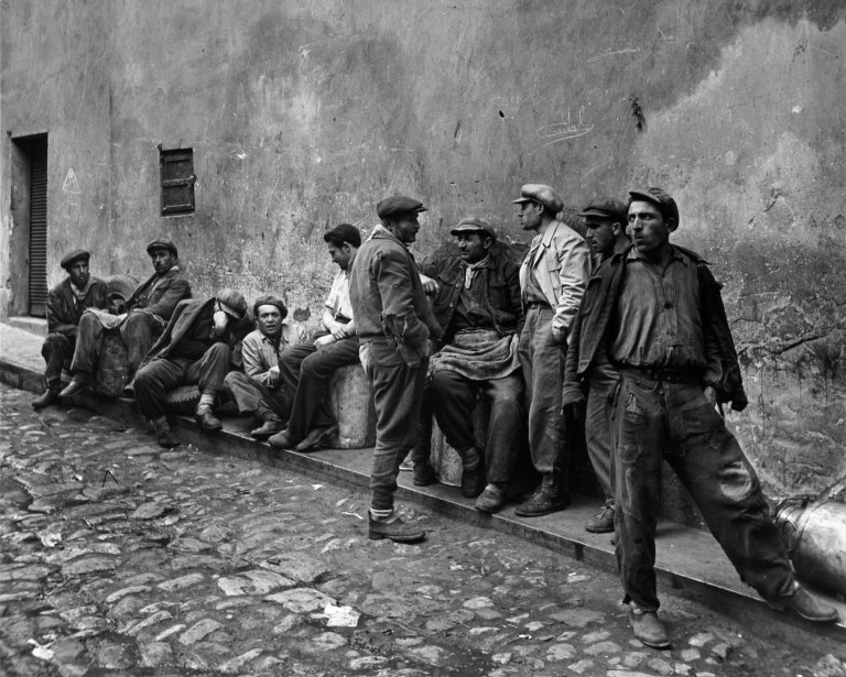 Auf diesem Bild ist das folgende Kunstwerk zu sehen: Ara Güler. Porters Waiting for Work at the Oil Quay, Istanbul. 1954.