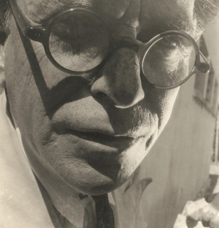 Auf diesem Bild ist das folgende Kunstwerk zu sehen: Helmar Lerski (d.i. Schmuklerski, Israel). Selbstportrait, Tel Aviv. 1936.