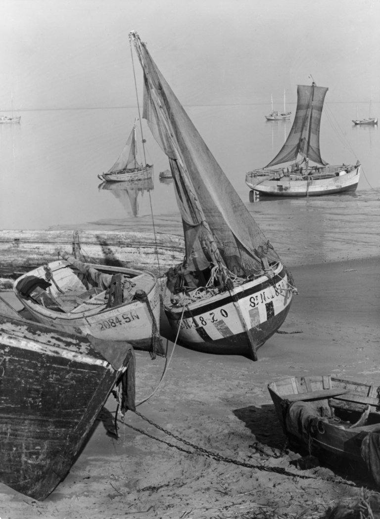 Auf diesem Bild ist das folgende Kunstwerk zu sehen: Albert Renger-Patzsch. „Boote an der Loiremündung“. 1943.