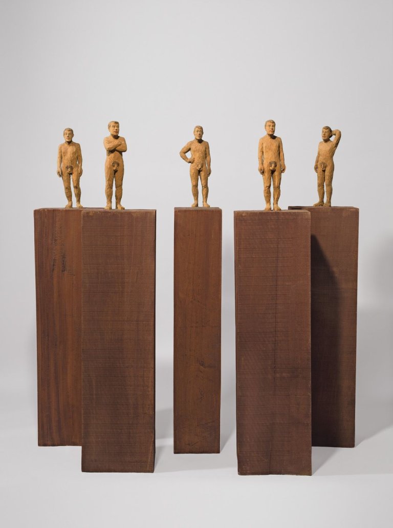 Auf diesem Bild ist das folgende Kunstwerk zu sehen: Stephan Balkenhol. Fünf männliche Akte. 1999.