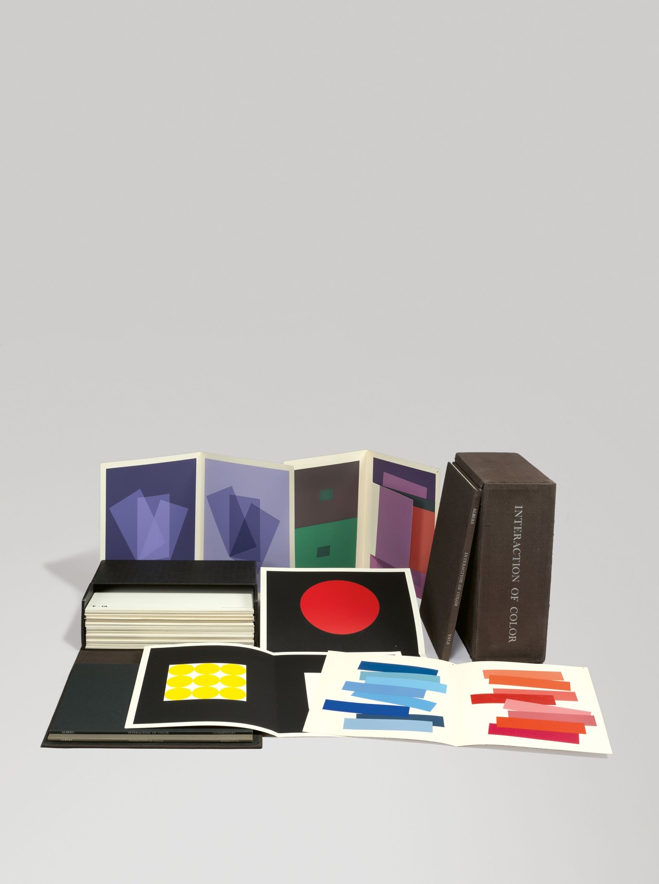 Auf diesem Bild ist das folgende Kunstwerk zu sehen: Josef Albers. „Interaction of Color“. 1963.