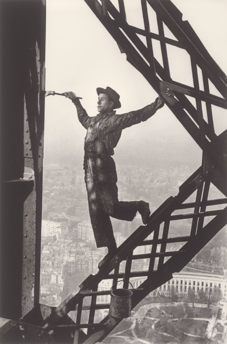 Auf diesem Bild ist das folgende Kunstwerk zu sehen: Marc Riboud. Le Peintre de la tour Eiffel, Paris. 1953.