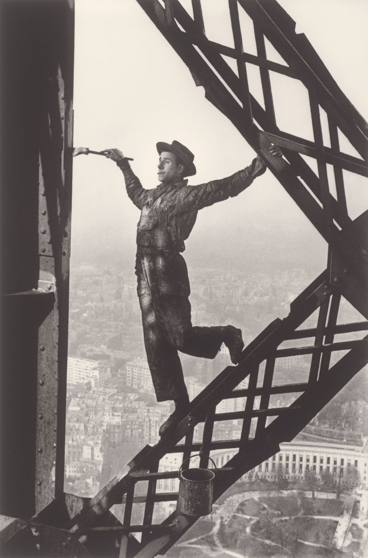Auf diesem Bild ist das folgende Kunstwerk zu sehen: Marc Riboud. Le Peintre de la tour Eiffel, Paris. 1953.