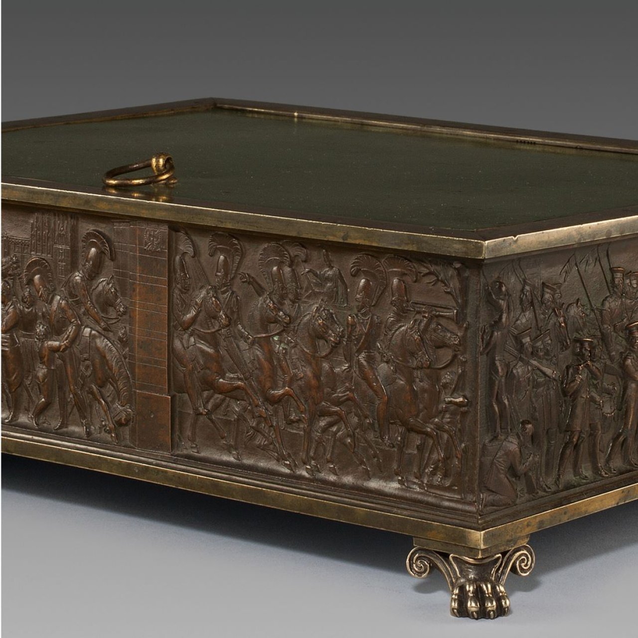 Auf diesem Bild ist das folgende Kunstwerk zu sehen: Henri François Brandt. Kassette mit den Relieffriesen des Soldatenzuges vom Berliner Blücher-Denkmal von Christian Daniel Rauch. 1826-1827.