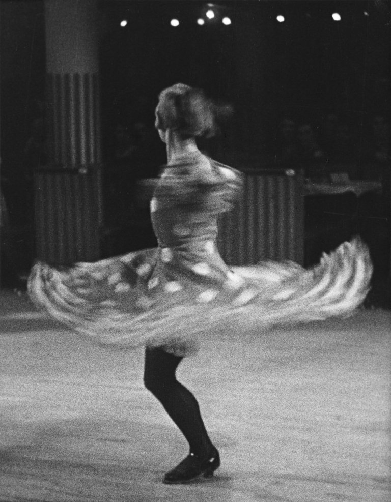 Auf diesem Bild ist das folgende Kunstwerk zu sehen: Ilse Bing. „Danseuse Cancan, Moulin Rouge Paris“. 1931.
