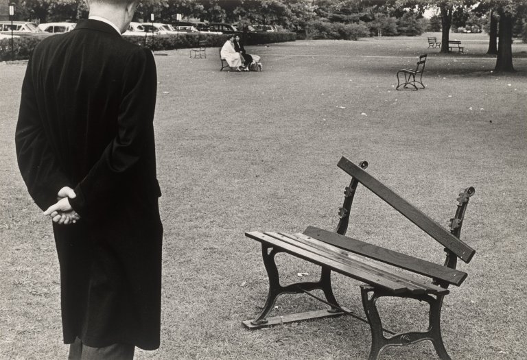 Auf diesem Bild ist das folgende Kunstwerk zu sehen: André  Kertész. Broken Bench, September 20, New York. 1962.