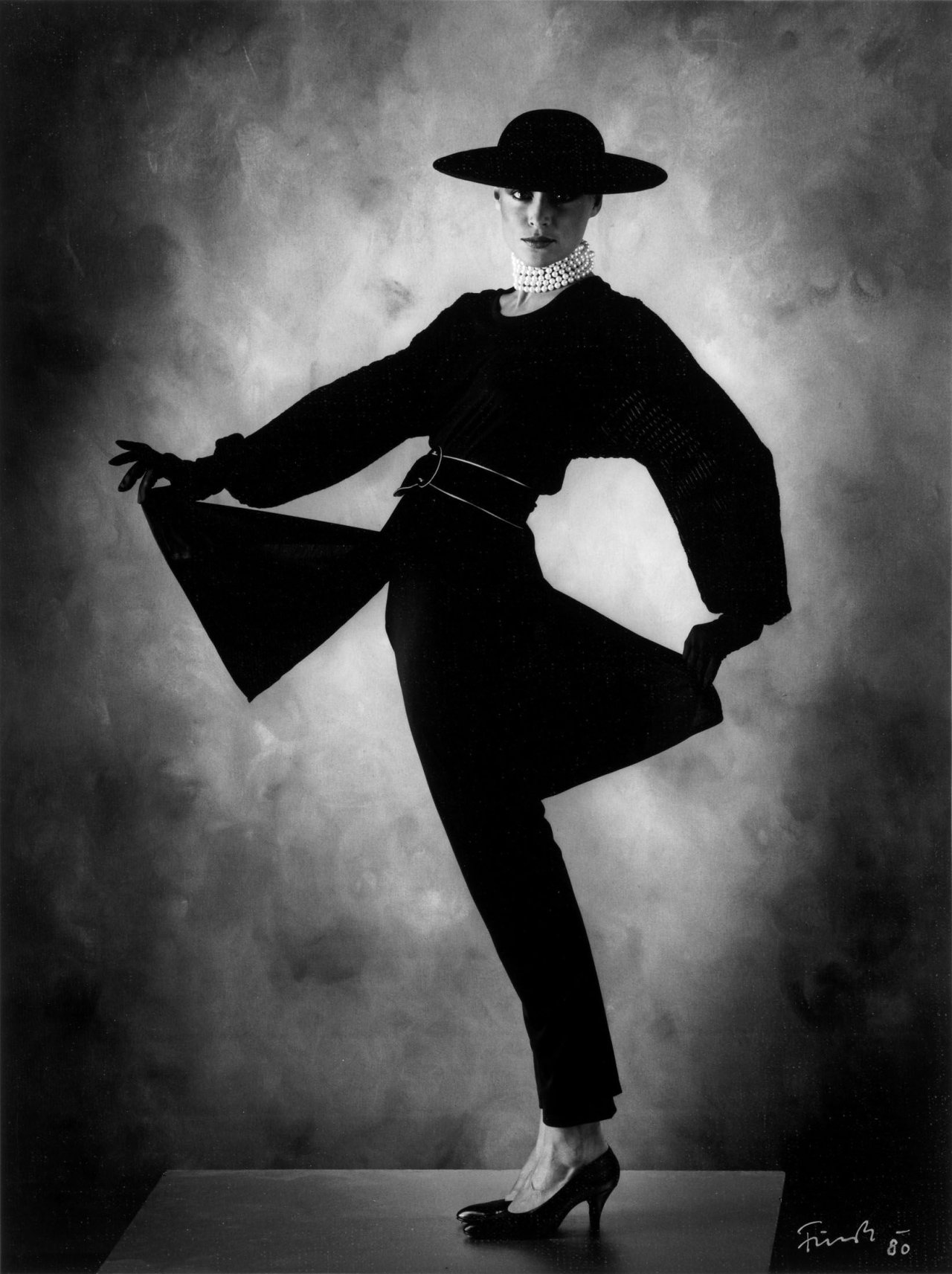 Auf diesem Bild ist das folgende Kunstwerk zu sehen: Peter H. Fürst. „Nelle in schwarz“. 1980.