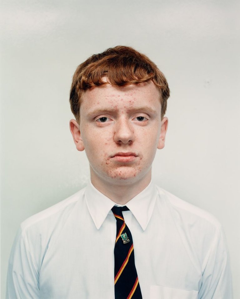 Auf diesem Bild ist das folgende Kunstwerk zu sehen: Rineke Dijkstra. The Nugent R.C. Highschool, Liverpool, England, November 11. 1994.