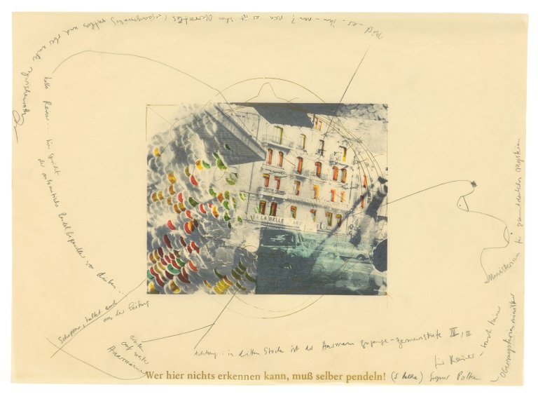 Auf diesem Bild ist das folgende Kunstwerk zu sehen: Sigmar Polke. „Häuserfront (wer hier nichts erkennen kann, muss selber pendeln)“. 1973.