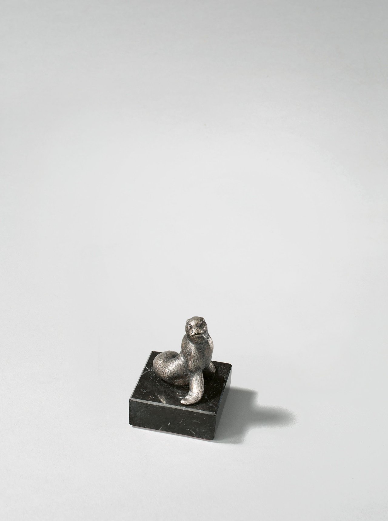 Auf diesem Bild ist das folgende Kunstwerk zu sehen: August Gaul. „Seelöwe“. 1915.