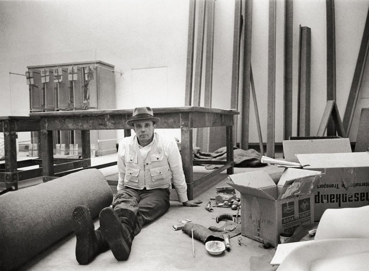 Auf diesem Bild ist das folgende Kunstwerk zu sehen: Barbara Klemm. „Josef Beuys, Darmstadt“. 1970.