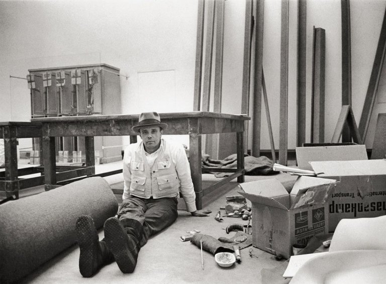 Auf diesem Bild ist das folgende Kunstwerk zu sehen: Barbara Klemm. „Josef Beuys, Darmstadt“. 1970.