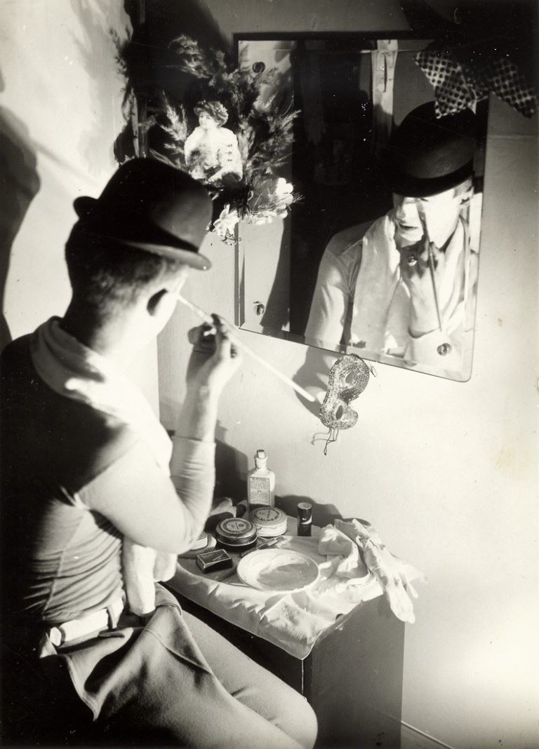 Auf diesem Bild ist das folgende Kunstwerk zu sehen: Werner Rohde. Selbstportrait. Um 1929.