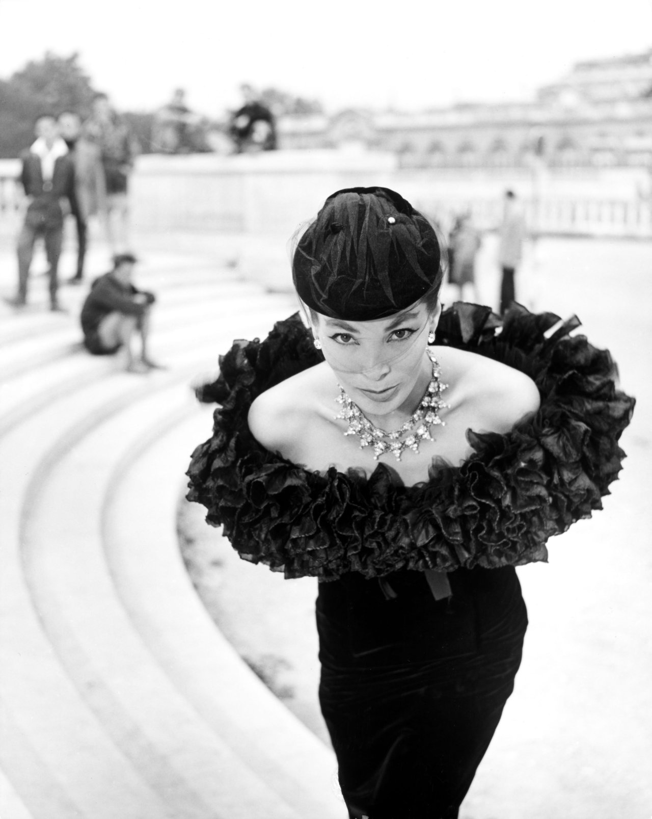 This picture shows the following artwork: Walde Huth. „Dior 'Lucky' - Decolleté. Paris“. 1955.
