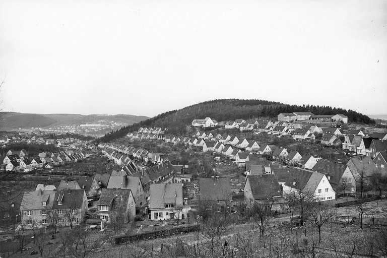 Auf diesem Bild ist das folgende Kunstwerk zu sehen: Bernd und Hilla Becher (Siegen 1931 - 2007 Rostock / Potsdam 1934 - 2015 Düsseldorf). Wohnbebauung, Siegener Industriegebiet. 1959-1962.