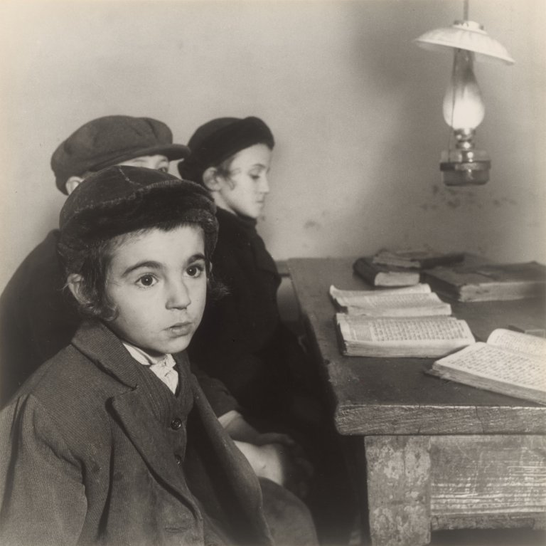 Auf diesem Bild ist das folgende Kunstwerk zu sehen: Roman Vishniac. „Heder“. 1938.