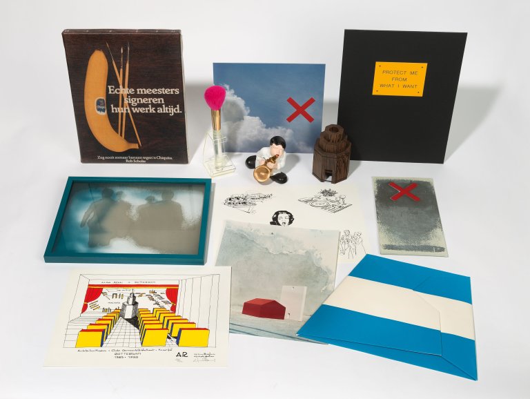 Auf diesem Bild ist das folgende Kunstwerk zu sehen:  Mappenwerk. „Protect me from what I want / Contemporary Archeology, Pandora Part Three“. 1989/90.