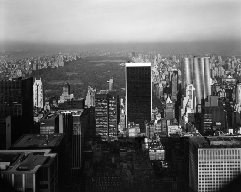 Auf diesem Bild ist das folgende Kunstwerk zu sehen: Nicholas Nixon. „View North from 49th Street & Fifth Avenue New York City“. 1975.