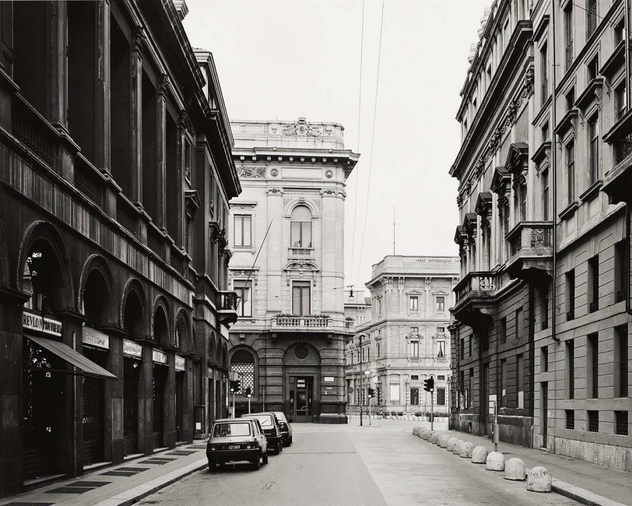 Auf diesem Bild ist das folgende Kunstwerk zu sehen: Thomas Struth. „Via Giuseppe Verdi, Milano“. 1992.